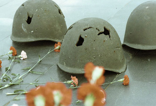 Mũ của những người lính Liên Xô chiến đấu ở Stalingrad bị thủng vì đạn pháo chứng tỏ sự ác liệt của cuộc chiến ở đây.