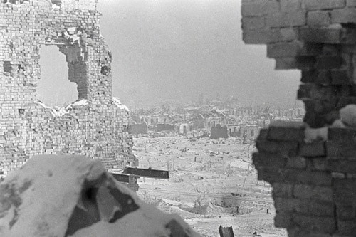 Trận chiến ở Stalingrad kéo dài từ ngày 23/8/1942 đến 2/2/1943 là một cuộc chiến dữ dội giữa Liên Xô và Đức để giành quyền kiểm soát thành phố Stalingrad ở phía tây nam Liên Xô. Trong ảnh là khung cảnh thành phố đổ nát tan hoang.
