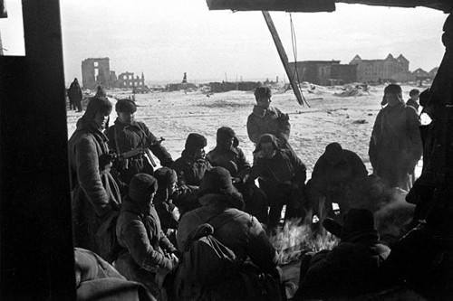 Cả hai bên đổ thêm quân tiếp viện và giao tranh ác liệt. Đến giữa tháng 11/1942, Đức đẩy được lực lượng phòng thủ của Liên Xô về một khu vực hẹp dọc theo bờ Tây sông Volga sau khi đã trả một giá đắt. Ảnh: các binh sỹ Hồng quân trong một thời điểm chiến sự tạm lắng.