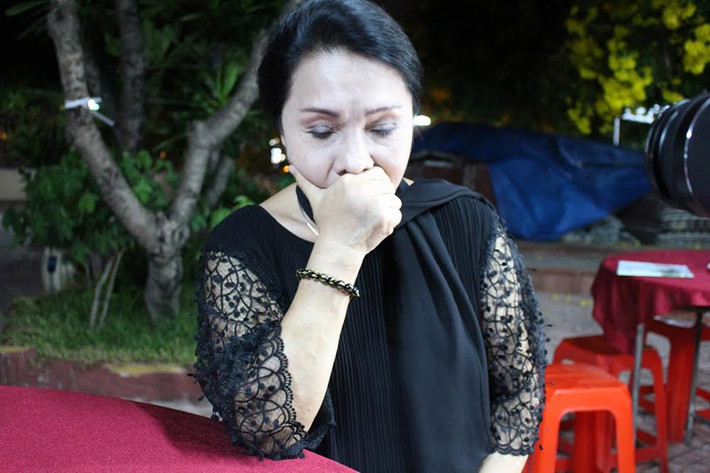 Tối 21/4, NSND Bạch Tuyết cùng nhiều đồng nghiệp đã đến viếng tang NSƯT Thanh Sang. Nghệ sĩ Bạch Tuyết từng "sánh đôi" cùng NSƯT Thanh Sang trong các vai tuồng đã đi sâu vào lòng người hâm mộ như vở Kiều Nguyệt Nga, Tuyệt tình ca...