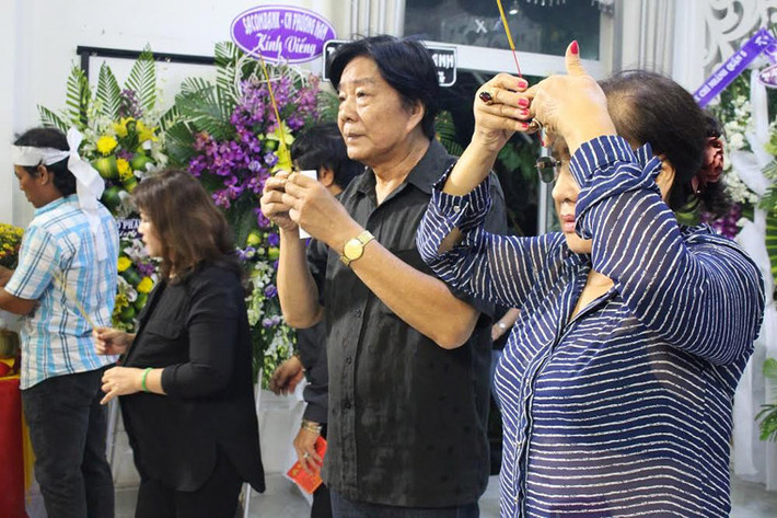 NSND Lệ Thuỷ và NSND Trọng Hữu đến viếng tang người bạn diễn của mình.