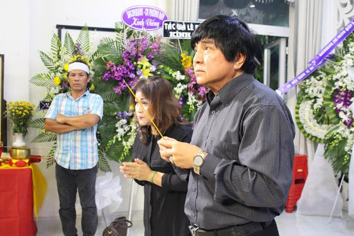 Nhiều đồng nghiệp trong đêm tối đến thắp hương tiễn biệt cố NSƯT Thanh Sang.