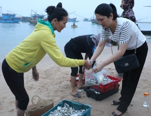 1. Hàm lượng kim loại nặng trong thực phẩm biển Hà Tĩnh ở mức cho phép Ngày 28/4, Cục An toàn thực phẩm (Bộ Y tế, Viện kiểm nghiệm An toàn vệ sinh thực phẩm Quốc gia phối hợp với Chi cục An toàn vệ sinh thực Hà Tĩnh tổ chức lấy 12 mẫu để kiểm nghiệm phân tích gồm: cá biển các loại, tôm, cua, mực tươi sống, nước biển và rau tại khu vực cảng cá xã Kỳ Phương huyện Kỳ Anh. Ngày 1/5, các mẫu sau khi được kiểm nghiệm có kết quả hàm lượng kim loại nặng, thuốc bảo vệ thực vật, cyanide trong thực phẩm biển Hà Tĩnh đều nằm trong ngưỡng cho phép.