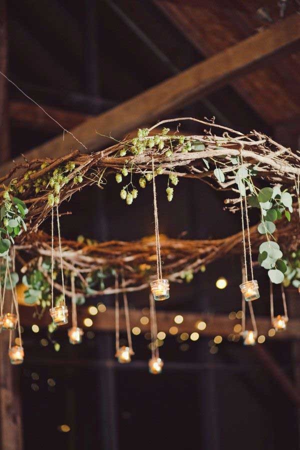 Bạn cũng có thể uốn những cành cây thành hình tròn như thế này và treo những cốc nến nhỏ để trang trí cho ngôi nhà mình thêm phần lung linh và lãng mạn. Ảnh: Woohome.