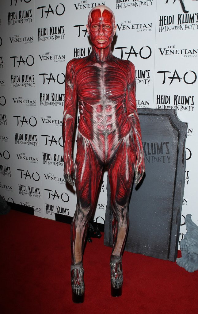 Siêu mẫu Heidi Klum trong bộ bodysuit vẽ bằng tay ghê rợn. Ảnh: DM.
