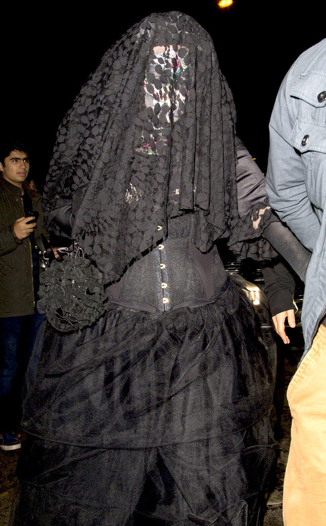 Adele diện cả cây đen khi sánh bước cùng chồng trong ngày Halloween. Ảnh: Eonline.