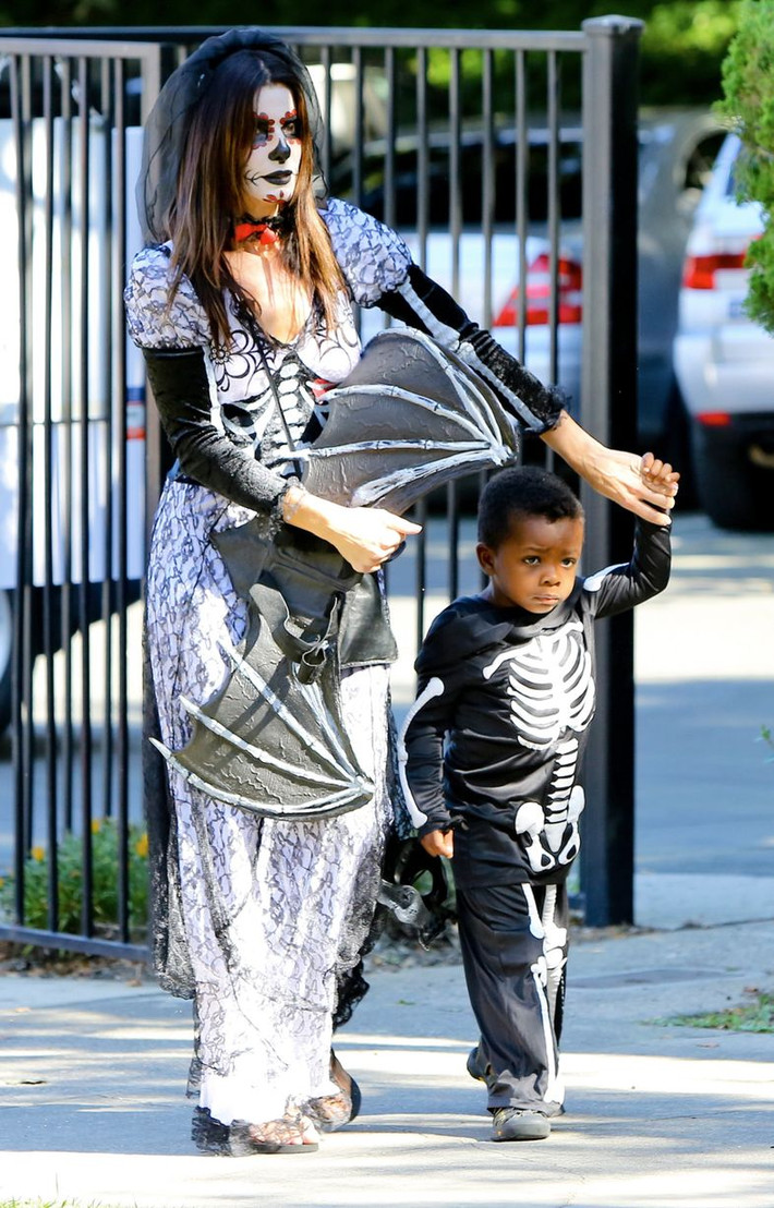 Nữ diễn viên Sandra Bullock và cậu con trai. Ảnh: 360nobs.