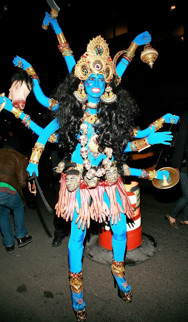 Trang phục gồm nhiều đầu người của Heidi Klum trong lễ hội Halloween năm 2008. Ảnh: Usmagazine.