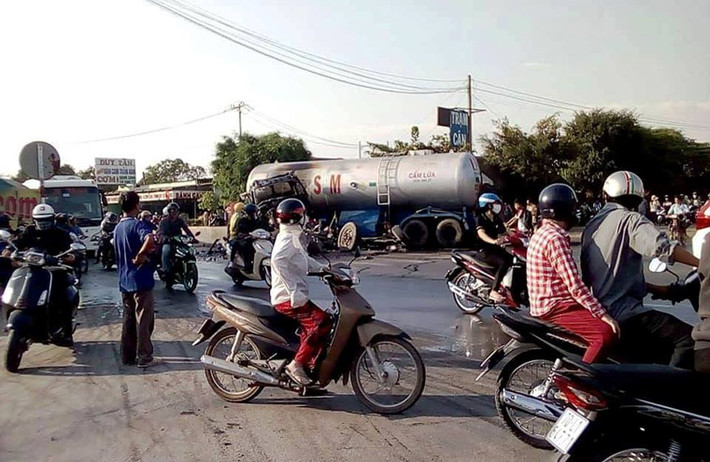 Nhận tin báo, công an địa phương có mặt phong tỏa hiện trường. Lực lượng PCCC điều nhiều phương tiện đến dập tắt ngọn lửa ngay sau đó. Ông Trần Văn Minh, Chủ tịch UBND huyện Trảng Bàng cho biết vụ tai nạn không gây thiệt hại về người.