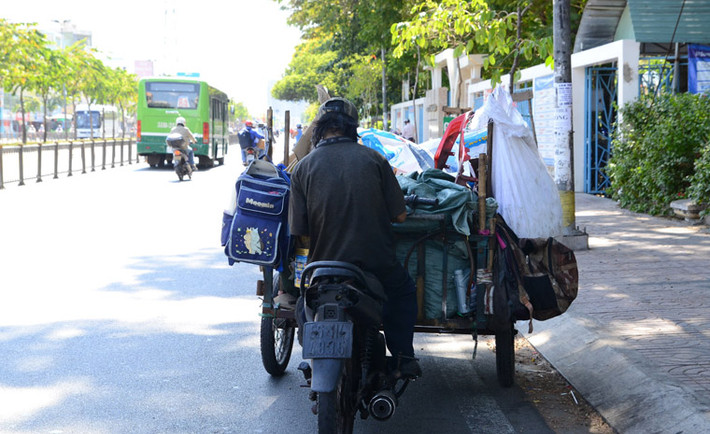 Theo dự báo của Đài Khí tượng thủy văn khu vực Nam Bộ, nhiệt độ tại khu vực các tỉnh miền Đông Nam Bộ và TP HCM đang ở mức cao, nhiệt độ cao nhất ghi nhận được là 35-36 độ C.