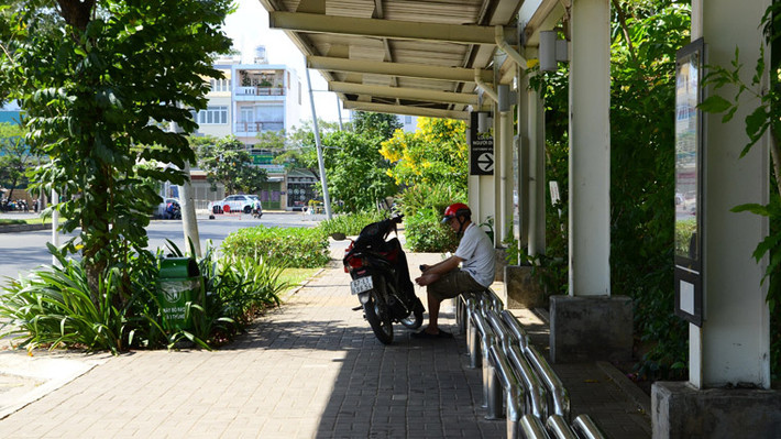 Dưới cái nắng như đổ lửa, nhiều người vẫn phải gồng mình mưu sinh.