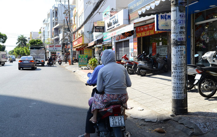 Người dân tìm đủ cách để trốn nắng nóng khi lưu thông trên đường dù thời điểm này, miền Nam mới bước vào đầu mùa khô.