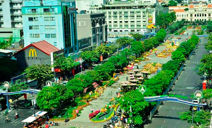 Đến tối 12/2 (27 Tết Mậu Tuất), đường hoa Nguyễn Huệ (TP.HCM) đã cơ bản hoàn tất mọi công đoạn cuối cùng để sẵn sàng cho lễ khai mạc, phục vụ du khách đến tham quan từ 18h chiều 28 Tết (13/2).