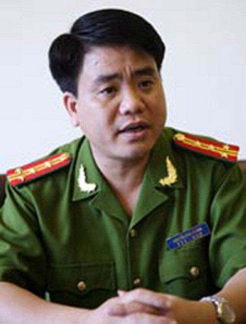 Ông Chung từng nhiều năm làm việc tại Phòng Cảnh sát điều tra tội phạm về trật tự xã hội, lần lượt giữ các chức vụ Phó phòng, Trưởng phòng, rồi Phó Giám đốc Công an thành phố, Thủ trưởng Cơ quan cảnh sát điều tra. Ông từng được phong danh hiệu Anh hùng lực lượng vũ trang vào ngày 7/10/2004, khi mới 37 tuổi (năm 2004).