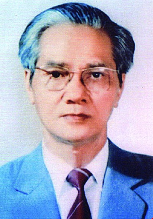 Ông Trần Tấn: Tháng 1/1987, ông Trần Tấn được bầu làm Chủ tịch UBND thành phố Hà Nội thay cho ông Trần Vỹ. Ông Trần Tấn (1927-2010, có tên khai sinh là Đoàn Rạng, quê quán tại xã Hữu Hòa, huyện Thanh Trì, thành phố Hà Nội) trước khi trở thành Chủ tịch UBND thành phố Hà Nội.