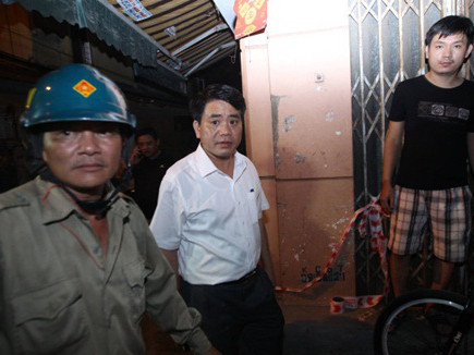 Thiếu tướng Nguyễn Đức Chung - Giám đốc Công an Hà Nội có mặt tại hiện trường để chỉ đạo điều tra vụ nổ khiến 1 người chết, 2 người bị thương, xảy ra hôm 11/9/2015 ở ngách 64, ngõ Thông Phong (đường Tôn Đức Thắng, quận Đống Đa, Hà Nội).