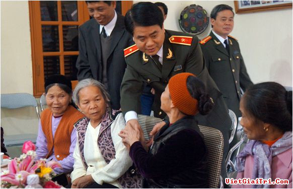 Bày tỏ lòng tri ân, Thiếu tướng Nguyễn Đức Chung ân cần đi thăm hỏi sức khỏe, gia đình của từng bà, mẹ, gia đình chính sách, người có công tại trung tâm...