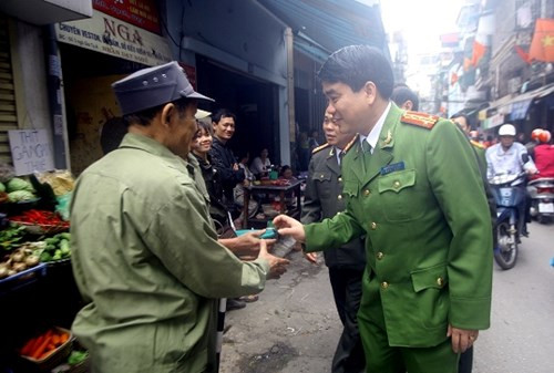 Đại tá Nguyễn Đức Chung thăm hỏi cán bộ cơ sở phường Trung Phụng, quận Đống Đa trong dịp kiểm tra công tác ứng trực đảm bảo ANTT Tết Nguyên đán Quý Tỵ tại 5 công an phường trọng điểm.