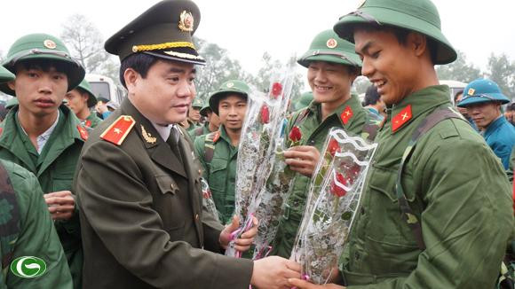 Giám đốc CATP tặng hoa, động viên tân binh trước giờ lên đường nhập ngũ điểm giao nhận quân huyện Phú Xuyên, Hà Nội (ngày 15/2/2014).