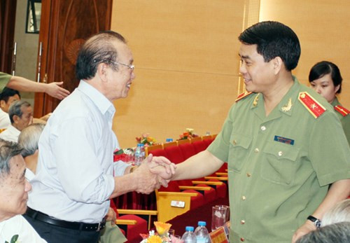 ... quan tâm, thăm hỏi các đồng chí lão thành cách mạng, cán bộ công an hưu trí.