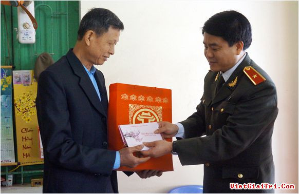 Rồi trực tiếp chuyển quà Tết chúc mừng năm mới của Thành ủy đến một số gia đình chính sách.