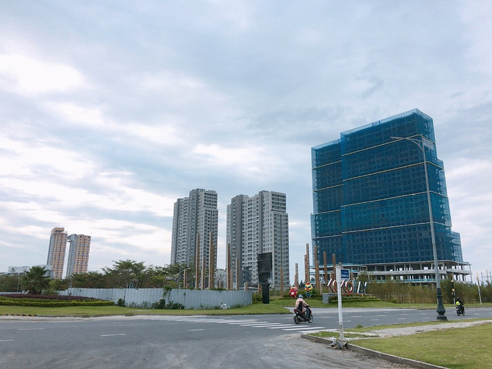 Chủ đầu tư cho biết khung pháp lý của condotel đến nay vẫn chưa được quy định cụ thể, hoạt động kinh doanh còn nhiều bất cập, thủ tục pháp lý địa phương còn nhiều vướng mắc gây ảnh hưởng đến hoạt động khai thác, vận hành.