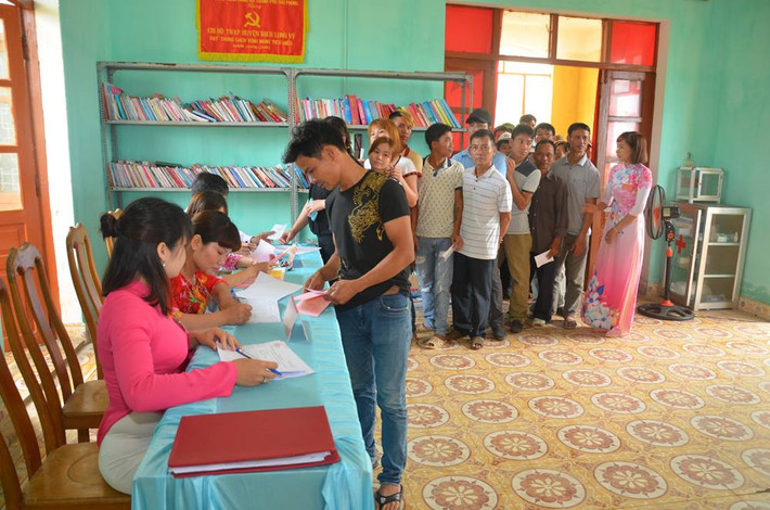 Tại Hải Phòng, năm nay có hơn 1,64 triệu cử tri thực hiện quyền công dân, tham gia bỏ phiếu bầu đại biểu Quốc hội khóa 14, đại biểu HĐND các cấp nhiệm kỳ 2016-2021. Ảnh chụp các cử tri huyện đảo Bạch Long Vĩ của Hải Phòng đi bầu cử.