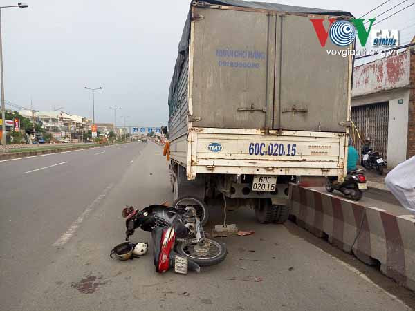 12. Xe máy tông đuôi xe tải 3 người thương vong Khoảng 16h30 chiều 20/5, xe máy BKS 0Y2 - 6701 đó Mãi Đỉnh Quang (SN: 2000, ngụ tại Đồng Nai) điều khiển chở theo 2 người bạn chạy trên QL 51 ở làn đường xe ô tô theo hướng từ ngã tư Vũng Tàu về vòng xoay cổng số 11. Khi đến trước số nhà 1083 (xã An Hòa, Tp. Biên Hòa, qua ngã 3 Long Bình Tân khoảng 200m), xe máy này bất ngờ tông thẳng vào đuôi xe tải mang BKS: 60C - 020.15 đang dừng đậu sát dải phân cách với làn xe máy. Hậu quả, Quảng tử vong còn hai người bạn bị thương nặng.