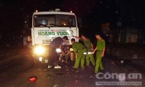 11. Xe tải đâm xe máy, nam thanh niên tử vong Khoảng 23h45 ngày 17/5, xe tải BKS: 47C- 056.42 do anh Đinh Văn Thắng (SN 1982, trú tại xã Tịnh Phong, huyện Xuân Tịnh, tỉnh Quảng Ngãi) điều khiển, khi đến trên tuyến Quốc lộ 27 đoạn qua địa phận thôn 5, xã Ea Ktur, huyện Cư Kuin, tỉnh Đắk Lắk đã đâm vào xe máy mang BKS: 47M6-8867 do anh Nguyễn Đình Sơn (SN 1986, trú tại buôn Ea Kroa, xã Cư Né, huyện Krông Búk, tỉnh Đắk Lắk) điều khiển lưu thông hướng ngược lại. Hậu quả, anh Sơn tử vong trên đường đi cấp cứu.