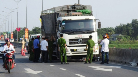 10. Cụ ông tử vong sau tai nạn xe đạp va chạm xe tải Khoảng 5h45 ngày 17/5, tài xế Nguyễn Văn Viết (23 tuổi, trú tại Đô Lương, Nghệ An) điều khiển xe tải mang BS 37C - 129.77 lưu thông theo hướng Quảng Trị - Tp. Huế. Khi đến Km 808+780 QL1A đoạn qua tổ 4, phường Tứ Hạ (TX.Hương Trà, Thừa Thiên - Huế), xe tải xảy ra va chạm với xe đạp do cụ ông Trần Công P (74 tuổi, trú tại thôn Phú Lễ, xã Quảng Phú, H. Quảng Điền, Thừa Thiên - Huế) điều khiển theo hướng cùng chiều. Vụ tại nạn khiến cụ P bị thương nặng, tử vong trên đường đi cấp cứu.