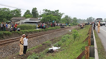 5. Nam sinh chết thảm vì băng qua đường ray Khoảng 16h, ngày 16/5, em Hoàng Văn Viên (SN 2003), trú tại thôn Đồng Én, xã Hoàng Đồng, thành phố Lạng Sơn, tỉnh Lạng Sơn cùng các bạn học cùng lớp 7 trường THCS xã Hoàng Đồng đi xe đạp từ trường về nhà. Do lúc xuống dốc, chiếc xe đạp của em Viên bị đứt phanh nên lao xuống đường tàu, đúng lúc đoàn tàu tuyến Lạng Sơn - Đồng Đăng đi ngang qua đã cuốn em Viên và xe đạp đi xa trên 30m, tử vong.