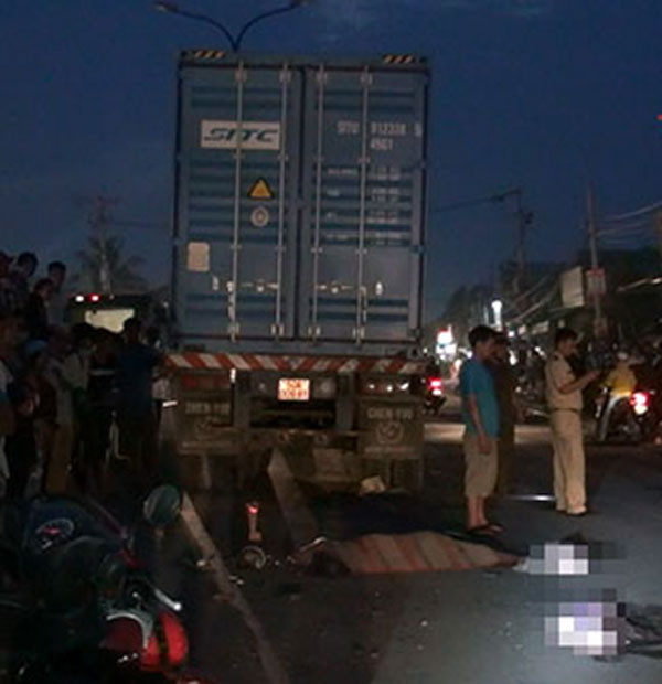6. Tránh xe bán hàng rong, người đàn ông bị container cán tử vong tại chỗ Khoảng 17h ngày 16/5, ông Võ Văn Vẹo (47 tuổi, ngụ huyện Bình Chánh, TP. HCM) điều khiển xe máy BKS 70L4 - 9205 đi trên đường Trần Văn Giàu, hướng từ TP. HCM về Long An. Khi còn cách Cầu Đôi (huyện Bình Chánh) khoảng 100m, ông Vẹo điều khiển xe tránh xe đẩy hàng rong đi chiều ngược lại khiến ông loạng choạng, ngã va vào xe container BKS 51C - 172.84 chạy cùng chiều bên cạnh và bị bánh xe này cán qua người, tử vong tại chỗ.