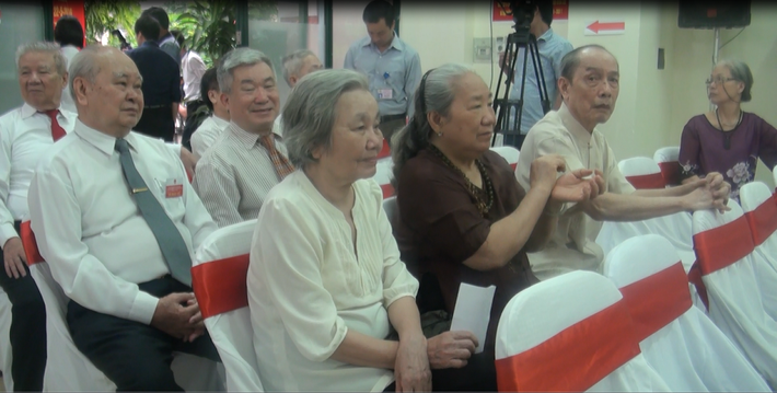 Ngày bầu cử 22/5 được coi là ngày hội lớn của toàn dân với không khí nô nức và phấn khởi ngập tràn khắp nơi. Bà con ngồi đợi đến lượt bỏ phiếu - Ảnh: Hồng Liên.