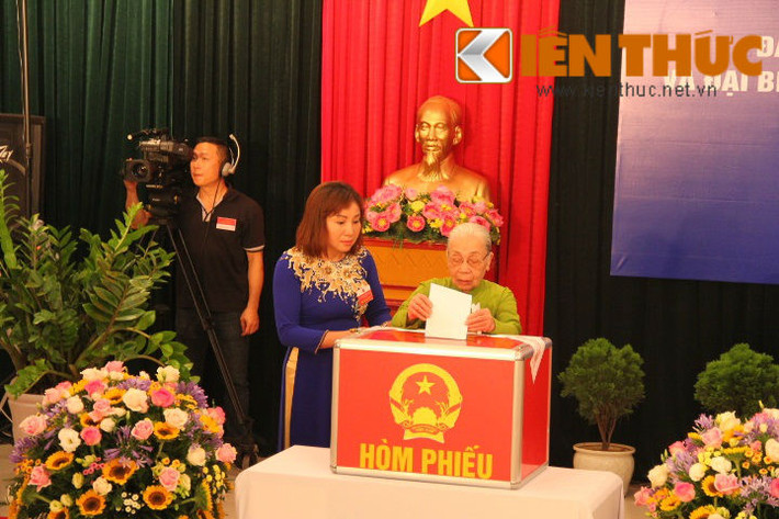 Dự kiến ban đầu, sau lễ khai mạc, Tổng bí thư Nguyễn Phú Trọng sẽ là người bỏ phiếu đầu tiên. Tuy nhiên cử tri Nguyễn Phú Trọng đã nhường cho cụ bà lớn tuổi bỏ phiếu bầu trước.