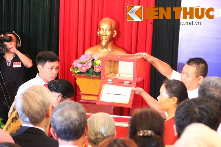 Tổ bầu cử kiểm tra hòm phiếu...
