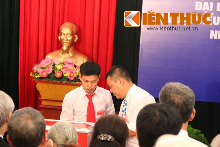 ...và dán niêm phong để đảm bảo tính khách quan trong công tác bầu cử.