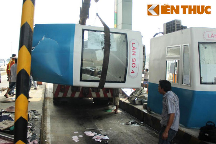 Xe tải lao lên mũi tàu bê tông và hất văng trạm thu phí ở làn số 4.
