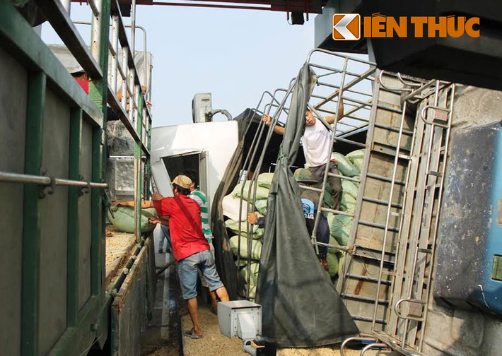 Sau khi xảy ra tai nạn, chủ hàng đã đưa phương tiện khác đến để sang hàng...