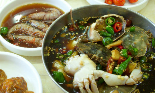 Cua sống (Gejang) là một trong những món ăn kinh dị của Hàn Quốc khiến nhiều người phải rùng mình.