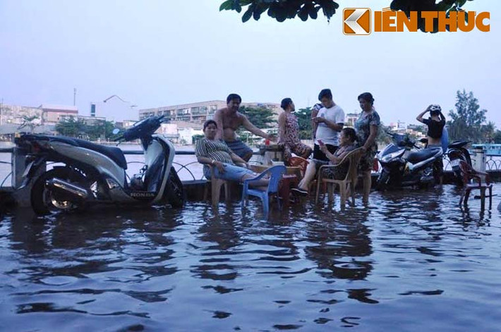 Nước sông dân cao tràn ngập nhiều tuyến đường ở TP HCM và ào ạt tràn vào nhà người dân trên các tuyến đường như Lê Văn Lương, Nguyễn Bình (huyện Nhà Bè); Nguyễn Tất Thành (quận 4); Huỳnh Tấn Phát, Trần Xuân Soạn, Nguyễn Hữu Lầu (quận 7)...