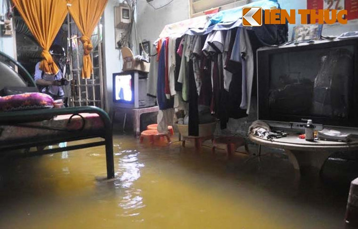 Sau khi triều cường rút nhưng nước vẫn còn ngập sâu nhiều tấc không thể thoát ra được trong nhà người dân khiến nhiều gia đình không có chỗ qua đêm.