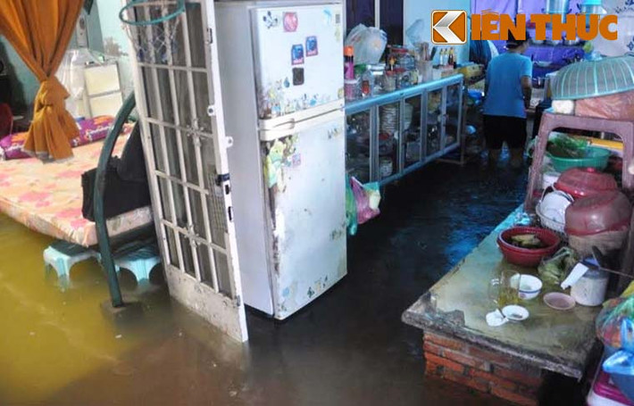 Nhiều gia đình "quên" cả buổi cơm sum họp vì tất bật đối phó triều cường. Rất may chiều nay khu vực TP HCM không mưa dù triều cường dâng cao. Theo dự báo của Đài khí tượng thuỷ văn Nam bộ, chiều cường đạt đỉnh hơn 1,6m sẽ xảy ra vào chiều tối mai (29/10) và tình trạng ngập nặng sẽ diễn biến phức tạp.