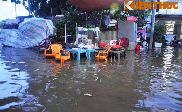 Từ 16h30 chiều cùng ngày, đợt triều cường tháng 10 trên các sông Sài Gòn, Nhà Bè...dâng cao khiến người dân không kịp trở tay dù đã có dự báo trước.