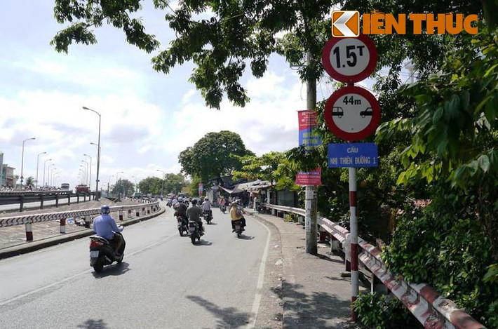 Cầu Nhị Thiên Đường 1 dài khoảng 1km. Cầu nằm trên đường Tùng Thiện Vương, bắc qua kênh Đôi, nối nội đô quận 8 với các vùng phụ cận như huyện Cần Giuộc, Cần Đước (Long An), từ đó đi sang Gò Công (Tiền Giang) về các tỉnh miền Tây...