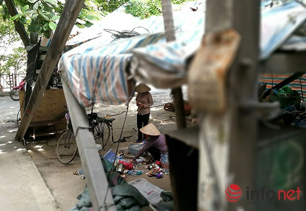 Sau khi mang đến, những người phụ nữ này đều phải ngồi lại để phân chia lại số phế liệu trên...