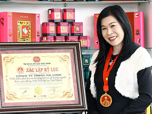 7. Đưa thi thể nữ đại gia Hà Linh về VN ngày 26 Tết Thi thể của nữ doanh nhân Hà Linh đã được phía cơ quan chức năng Trung Quốc bàn giao cho người thân. Đến 4/2 (tức 26 Tết) người nhà sẽ đưa thi thể bà Hà Linh về nước an táng. Lễ viếng doanh nhân Hà Linh sẽ bắt đầu từ ngày 5/2 (nhằm ngày 27 tháng Chạp) tại nhà riêng (31A Hùng Vương, TP. Đà Lạt, Lâm Đồng) và an táng tại nghĩa trang Xuân Thành vào trưa ngày 6/2 (ngày 28 tháng Chạp).