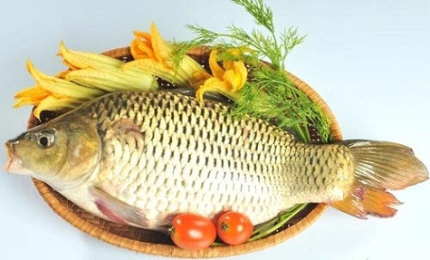 Vảy cá chép (Ba Lan): Tại Ba Lan và một số nước Trung Âu, cá chép là món ăn truyền thống dịp Giáng Sinh. Khi ăn xong, người ta thường giữ vài mẩu vẩy cá bên mình làm bùa may mắn cho đến hết năm kế tiếp.