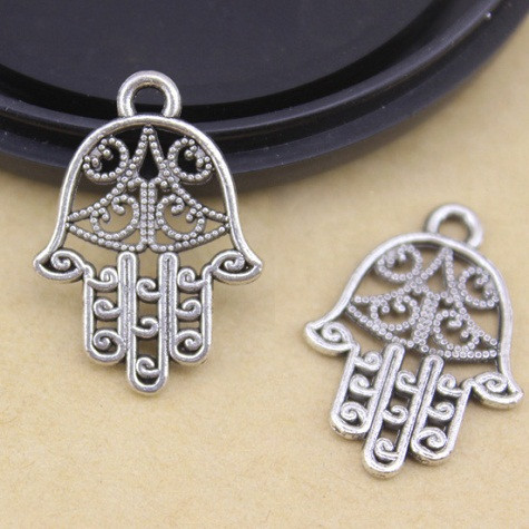 Bàn tay Hamsa (Israel): Lá bùa may mắn hình bàn tay là vật trang trí rất phổ biến tại Israel: trong nhà, nơi công cộng, văn phòng... người ta tin rằng Hamsa sẽ giúp họ thoát khỏi “mắt ác” – thứ đem lại tai họa cho con người.