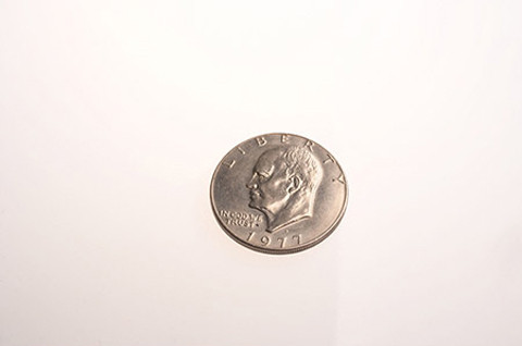 Trông không khác gì bình thường, đồng USD mang hình ảnh Tổng thống Eisenhower bằng bạc này có điều đặc biệt là rỗng bên trong để chuyển các tài liệu, phim ảnh hoặc các vật siêu nhỏ.