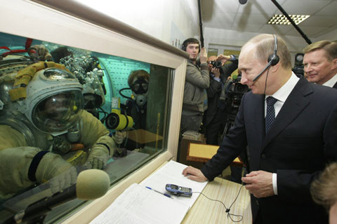 Ông Putin khi đó là Thủ tướng, đến thăm một cơ sở đào tạo trong môi trường không trọng lượng thuộc trung tâm đào tạo phi hành gia Gagarin ngày 6/4/2010.